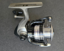 Molinete giratório Daiwa STRIKE FORCE 2500B comprar usado  Enviando para Brazil