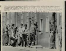 Foto de prensa 1975 policía de Estocolmo con máscaras antigás tormenta banco ladrón casa. segunda mano  Embacar hacia Argentina