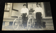 RPPC - 2 Hombres y Bicicletas - Años 1900 - ¡Bicicletas tempranas! ¡Ropa genial! Sombreros limpios! No usado segunda mano  Embacar hacia Mexico