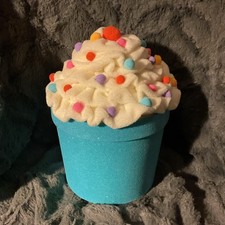 Usado, Caixa adorável em forma de cupcake azul brilhante 9,5” X 6”  comprar usado Usado, Caixa adorável em forma de cupcake azul brilhante 9,5” X 6”  comprar usado  Enviando para Brazil