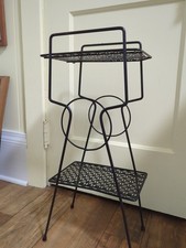 Suporte de telefone vintage MCM preto perfurado metal duas prateleiras, lista telefônica rack-álbuns comprar usado  Enviando para Brazil