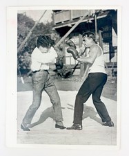 [HOLLYWOOD] CHAPLIN, Charlie.: Fotografia de boxe Chaplin e Fairbanks comprar usado  Enviando para Brazil