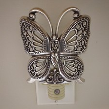 Luz noturna borboleta Brighton Silvertone com sensor automático plug-in 4"×3.75" comprar usado  Enviando para Brazil