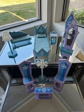 Lote de 10 peças de móveis de madeira para casa de bonecas KidKraft Frozen Ice Castle, usado comprar usado Lote de 10 peças de móveis de madeira para casa de bonecas KidKraft Frozen Ice Castle, usado comprar usado  Enviando para Brazil