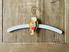 Cabide de roupas de madeira infantil antigo pintado de azul menino com bola amarela comprar usado  Enviando para Brazil