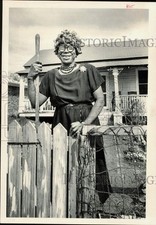 1971 Press Photo Margaret Payne limpa seu quintal para Carolinas Cup Race em Camden comprar usado  Enviando para Brazil