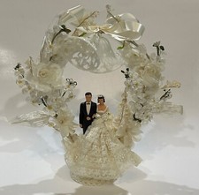 TOPPER DE BOLO DE CASAMENTO Deluxe década de 1960 renda enfeitada, pérolas, flores de seda, sinos comprar usado  Enviando para Brazil