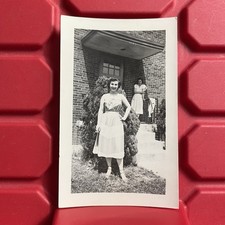 Mulher posando fora em um vestido 3 x 4 3/4 fotografia pré-propriedade vintage 1949 comprar usado  Enviando para Brazil