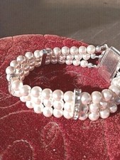 Bracciale perle tre usato  Roma