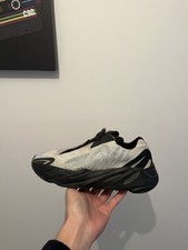 Yeezy 700 mnvn d'occasion  Saint-Maximin-la-Sainte-Baume