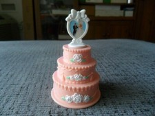 Bolo de casamento Barbie vintage 1995 ~ Plástico rosa com topper em forma de coração comprar usado  Enviando para Brazil