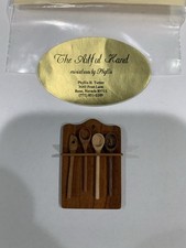  Colher de madeira miniatura para casa de bonecas com 4 colheres de madeira. Assinado por artesão. comprar usado  Enviando para Brazil