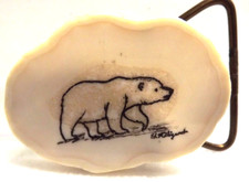 Fivela de cinto ósseo vintage feita à mão com arte de urso polar de metal assinada por artista 2,6 x 1,7 comprar usado  Enviando para Brazil
