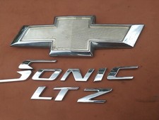 Chevrolet Sonic Sedan Chrome traseiro SONIC LTZ LETTERING emblema com logotipo usado OEM comprar usado  Enviando para Brazil