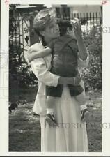 Foto de imprensa 1985 Kim Peneguy conforta criança na maternidade VOA em Nova Orleans comprar usado  Enviando para Brazil