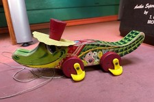 Brinquedo de puxar Fisher Price 653 ALLIE GATOR. Balança enquanto anda! década de 1960? comprar usado Brinquedo de puxar Fisher Price 653 ALLIE GATOR. Balança enquanto anda! década de 1960? comprar usado  Enviando para Brazil