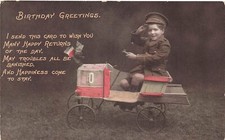 Usado, Cartão postal vintage de saudações de aniversário menino como soldado em bandeiras de carro de brinquedo comprar usado  Enviando para Brazil