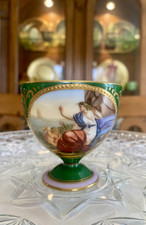 Copo de porcelana antigo Royal Vienna Áustria verde e dourado com pés com querubim comprar usado  Enviando para Brazil