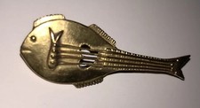 Broche pingente guitarra peixe MMA Cavaco museu arte moderna tom dourado comprar usado  Enviando para Brazil