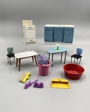 Muebles de cocina para casa de muñecas fregadero cocina 2 mesas y 2 sillas y artículos de limpieza segunda mano  Embacar hacia Mexico