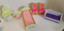 LOTE de móveis de madeira para bonecas Kidkraft cadeiras rosa quente sofá cama boneca Barbie tamanho comprar usado  Enviando para Brazil