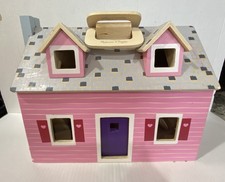 Casa de bonecas Melissa & Doug dobrável de madeira rosa com 10 peças/móveis + boneca comprar usado Casa de bonecas Melissa & Doug dobrável de madeira rosa com 10 peças/móveis + boneca comprar usado  Enviando para Brazil