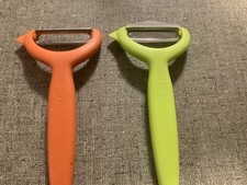 Conjunto de 2 descascadores Pampered Chef laranja verde casca ans raspas comprar usado  Enviando para Brazil