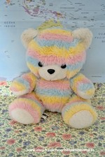 Ours peluche multicolore d'occasion Ours peluche multicolore d'occasion  Beuzeville