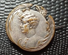Médaillon broche aiglon usato  Spedire a Italy