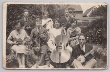 Conjunto de cordas de jardim entre guerras com violoncelo, violinos e banjo-ukulele, foto comprar usado  Enviando para Brazil