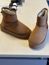 Stivaletti color beige usato  Vaiano Cremasco