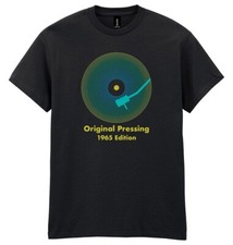 Camiseta masculina disco vinil aniversário 60 anos prensagem original 1965 edição 60 LP comprar usado Camiseta masculina disco vinil aniversário 60 anos prensagem original 1965 edição 60 LP comprar usado  Enviando para Brazil