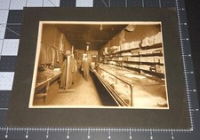 LOJA DE ROUPAS Masculina da década de 1910 Interior LOJA DE CASACOS Vitrine FOTO Antiga comprar usado LOJA DE ROUPAS Masculina da década de 1910 Interior LOJA DE CASACOS Vitrine FOTO Antiga comprar usado  Enviando para Brazil