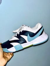 Scarpe sportive nike usato  Vigevano