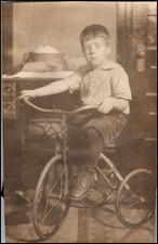 Triciclo infantil antigo, menino fofo, criança andando em triciclo fotografia, usado comprar usado  Enviando para Brazil