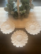 Pier 1 Importado Dolomita Margarida Flor Pratos Brancos Conjunto de 3. Para servir ou decorar comprar usado  Enviando para Brazil
