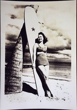 Foto pinup maiô mulher surf longboard palmeira praia modelo década de 1940 década de 1950 P&B comprar usado Foto pinup maiô mulher surf longboard palmeira praia modelo década de 1940 década de 1950 P&B comprar usado  Enviando para Brazil