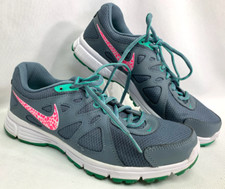 Tênis de corrida Nike Revolution 2 feminino tamanho 8 com cadarço cinza com rosa/azulado comprar usado  Enviando para Brazil