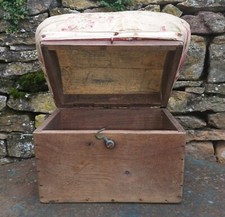 Ancien coffret couturière d'occasion  Denicé