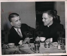 1963 Foto de Imprensa Padre Gilbert Hartke Chefe de Discurso da Universidade Católica e Dr. comprar usado  Enviando para Brazil