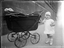 Portrait child standing d'occasion  Expédié en Belgium