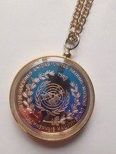 Colar pingente moeda paz das Nações Unidas tom ouro década de 1980 R5M comprar usado Colar pingente moeda paz das Nações Unidas tom ouro década de 1980 R5M comprar usado  Enviando para Brazil