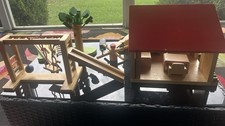 Usado, Antiga casa de bonecas de madeira com família, móveis, playground completo e vegetação. comprar usado  Enviando para Brazil
