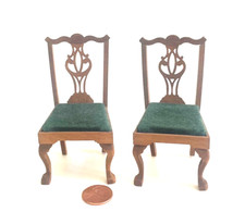 DUAS CADEIRAS LATERAIS EM MINIATURA PARA CASA DE BONECAS COM ALMOFADAS DE ASSENTO VERDE FLORESTA ASSINADAS FW comprar usado  Enviando para Brazil