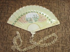 63-Antigo ventilador de mão 1925 cena pintada de celulóide, corrente, nova fita de seda verde. comprar usado  Enviando para Brazil