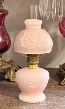Pink Satin Over Opal Cased Glass Mini Miniature Oil Lamp - Daisies & Vine comprar usado Pink Satin Over Opal Cased Glass Mini Miniature Oil Lamp - Daisies & Vine comprar usado  Enviando para Brazil