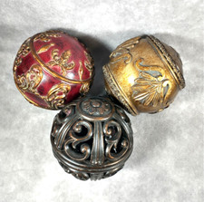Lote 3 decoração vintage ornamentada resina bronze ouro vermelho tapete esfera esfera 4” diâmetro, usado comprar usado  Enviando para Brazil