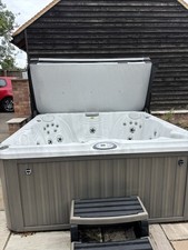Jacuzzi hot tub for sale  BEDFORD