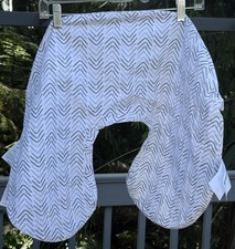 Capa de travesseiro para amamentação Boppy branca com chevrons cinza comprar usado Capa de travesseiro para amamentação Boppy branca com chevrons cinza comprar usado  Enviando para Brazil