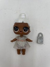 Boneca surpresa LOL com vestido glitter e bolsa acessório pele marrom cabelo branco 4 I comprar usado  Enviando para Brazil